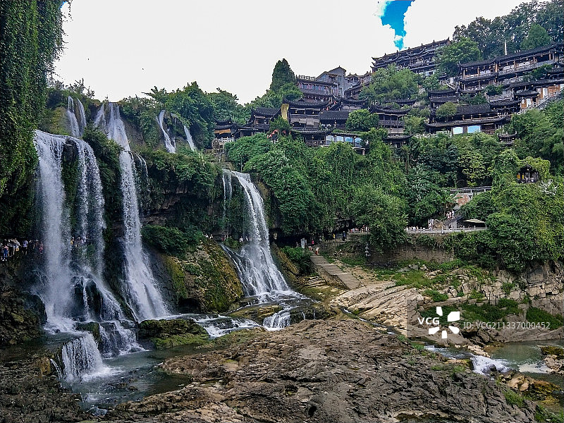 湘西土家族苗族自治州芙蓉镇犹如世外桃源，飞瀑流泉，绿树掩映。图片素材