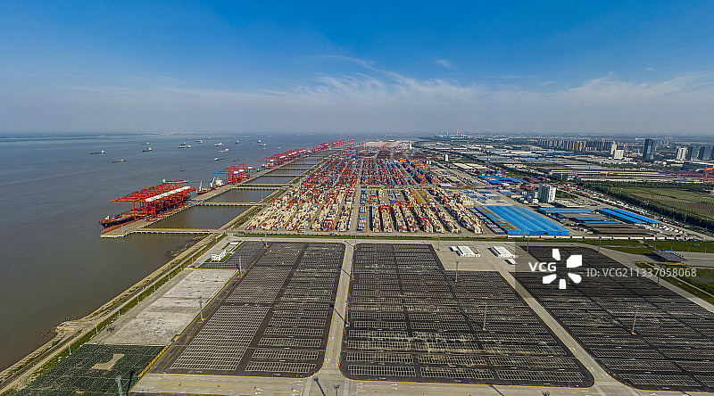 苏州太仓港远洋货轮图片素材