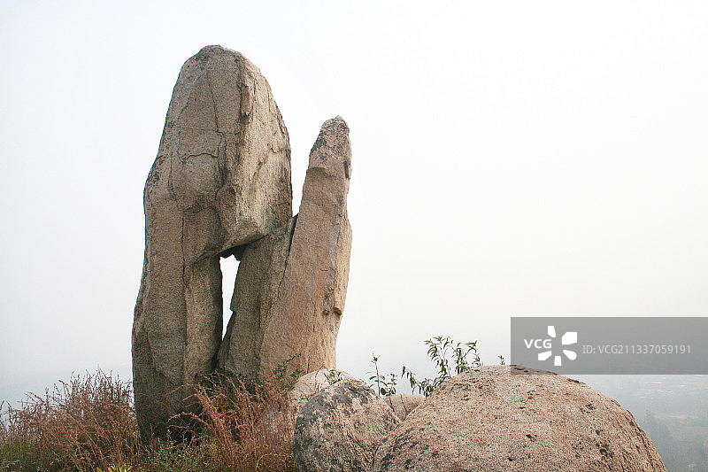 山东枣庄莲青山剪子形状的奇石图片素材