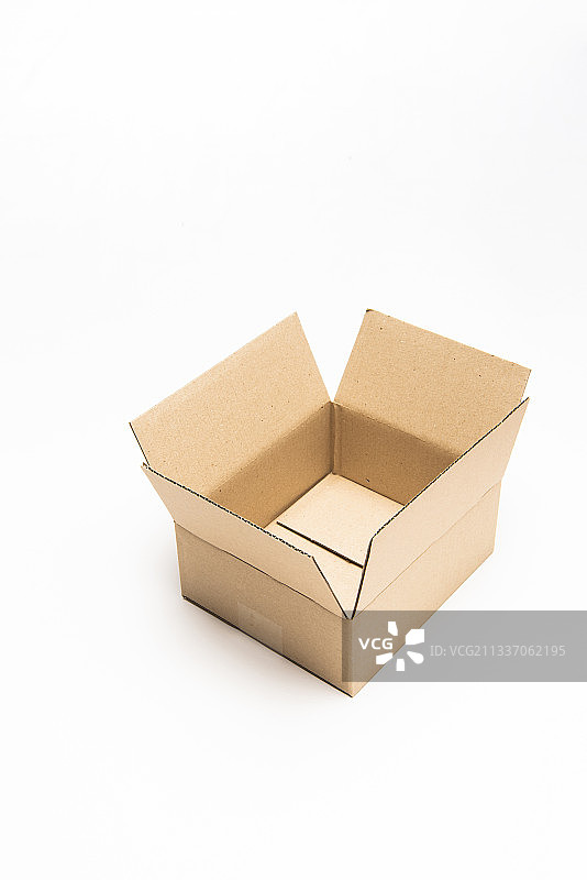 白色背景上的纸板箱图片素材