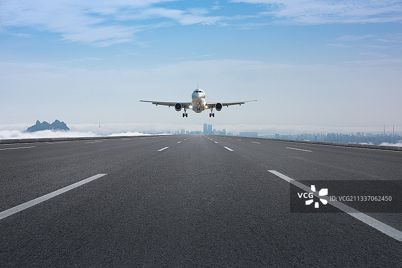 起飞的飞机和跑道图片素材