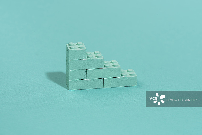 蓝绿色背景上的蓝绿色楼梯积木图片素材