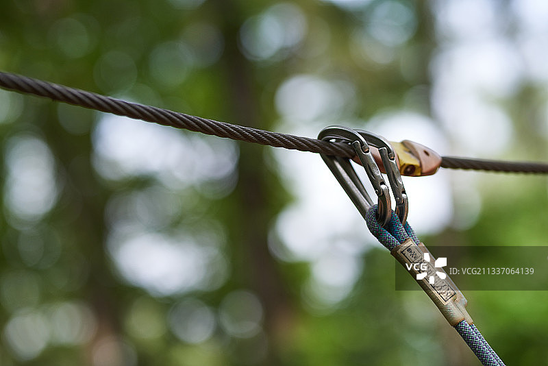 森林中绳索上的安全设备特写图片素材