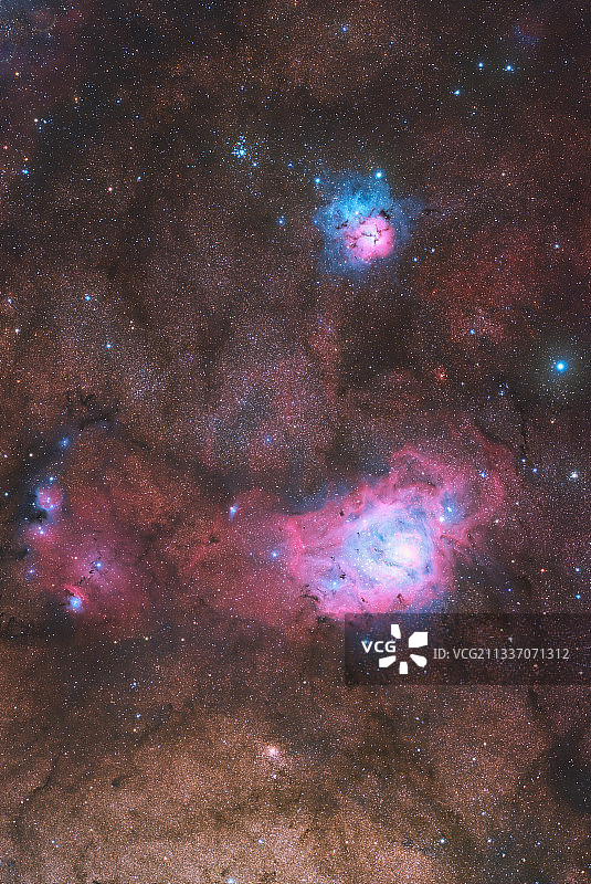 银河中心礁湖星云和三叶星云图片素材