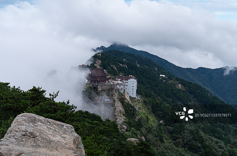 安徽池州青阳县九华山云雾缭绕的天台诸峰远景图片素材