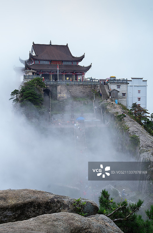 安徽池州青阳县九华山若隐若现的天台寺图片素材