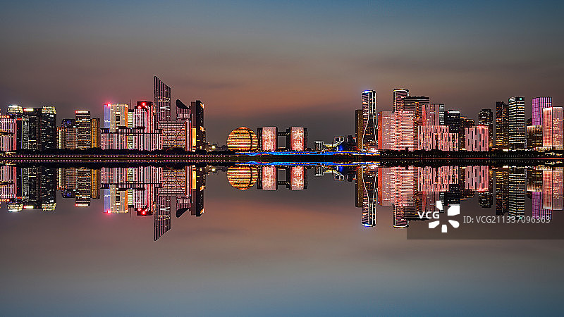 钱塘江畔最好看的灯光秀图片素材