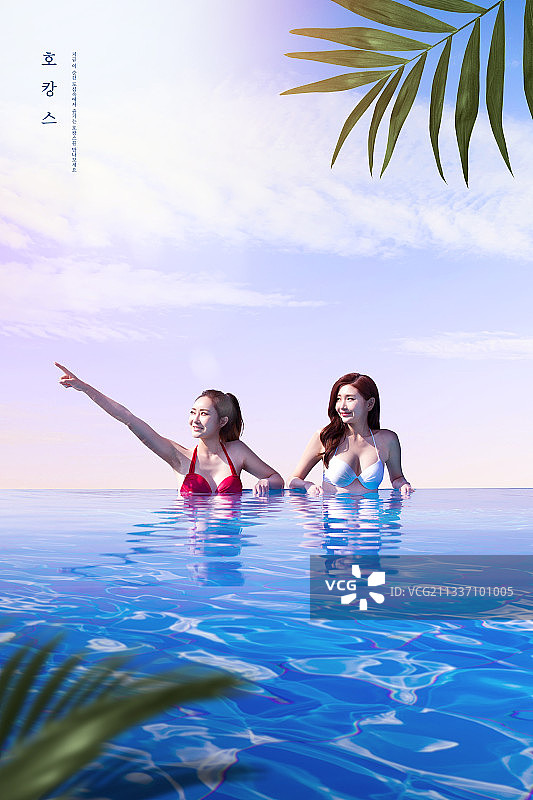 享受酒店泳池假期的比基尼亚洲美女图片素材