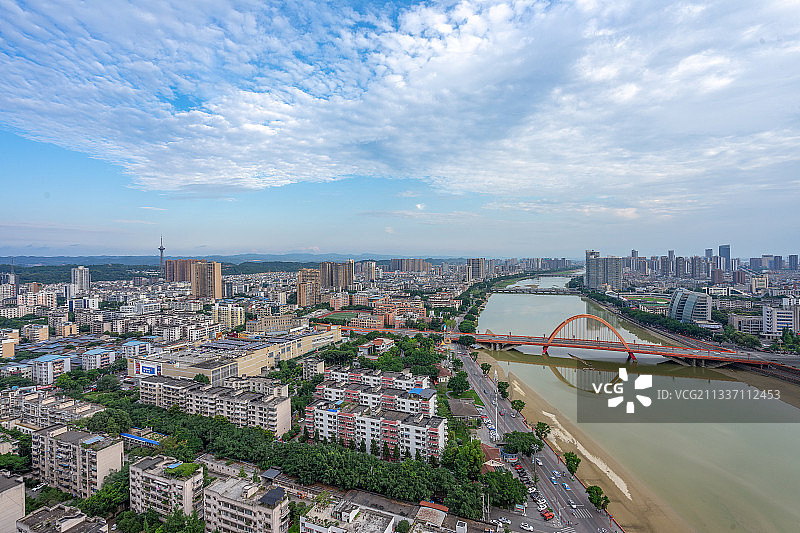 四川省德阳市旌湖彩虹桥电视塔全景图片素材