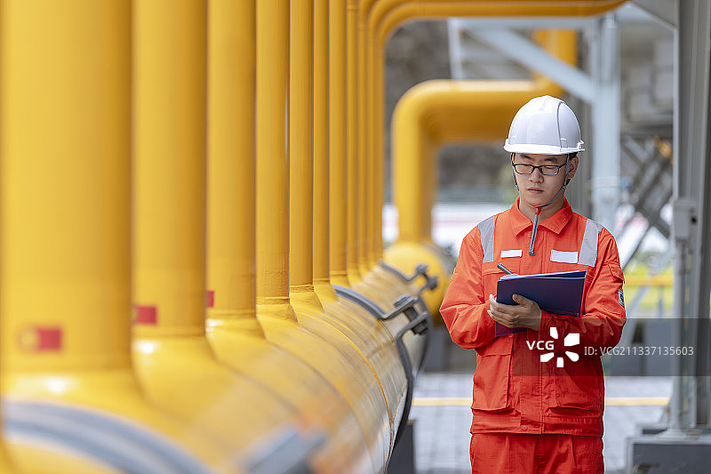 天然气能源站场设备巡护人员图片素材