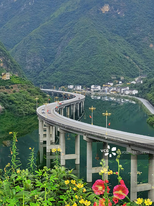 中国湖北兴山县（古昭公路）最美水上公路图片素材