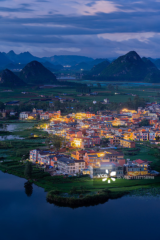 云南文山普者黑风景区傍晚黄昏夜景图片素材