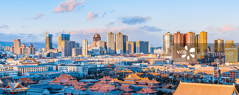 中国内蒙古呼和浩特大召寺和远处的高楼建筑远景图片素材