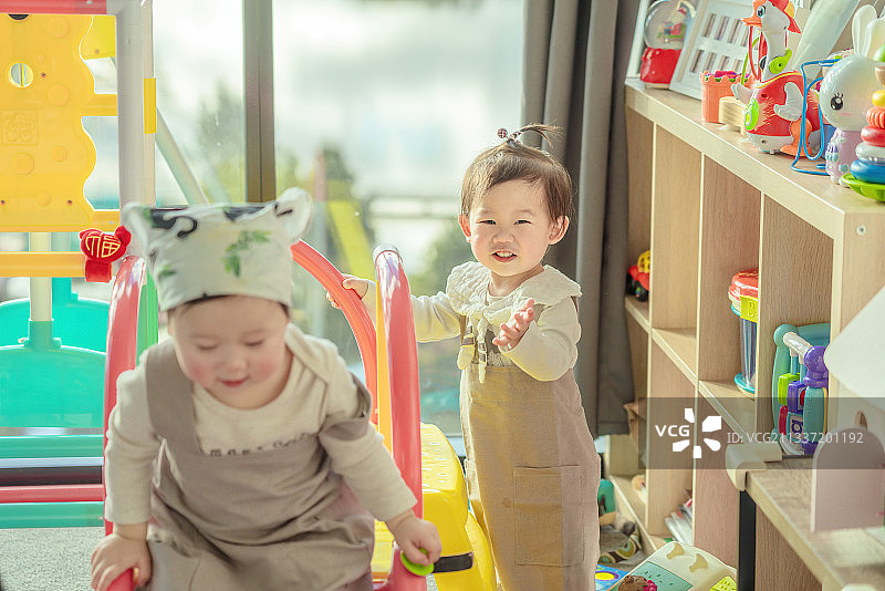 玩具世界里的两个快乐宝贝图片素材