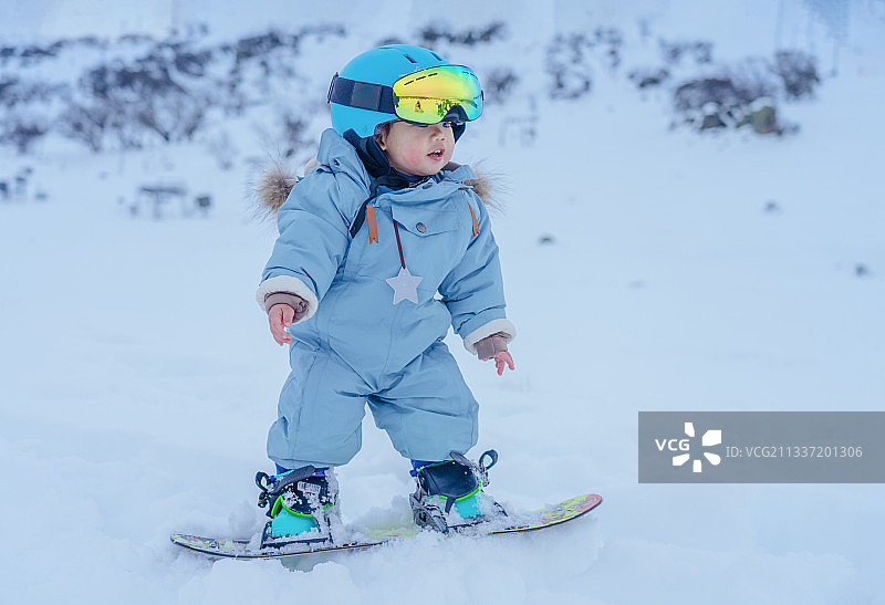 勇敢的萌娃滑雪图片素材