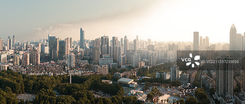 落日余晖洒在朦胧的江汉城区里图片素材