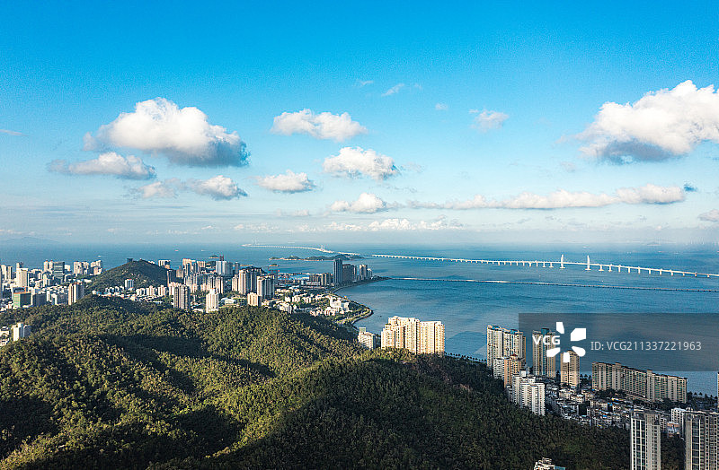 航拍珠海情侣路蓝天白云滨水景观图片素材