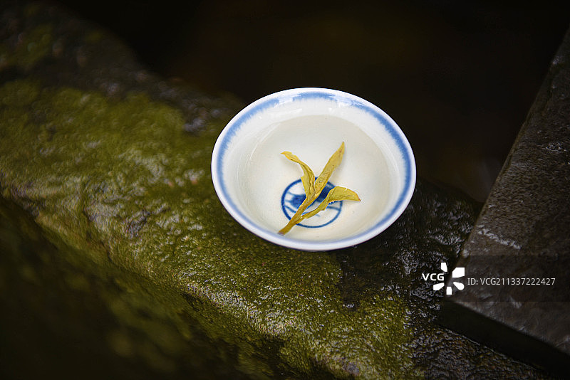 品茗杯中西湖龙井绿茶茶叶图片素材