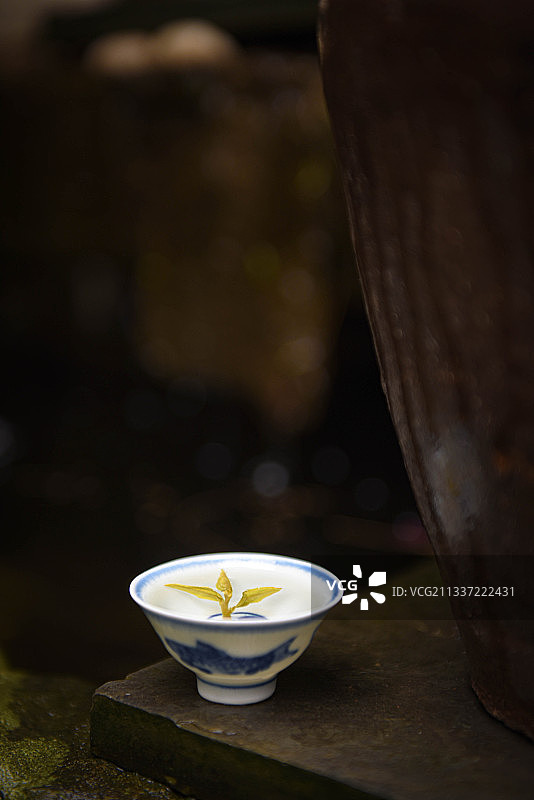 品茗杯中西湖龙井绿茶茶叶图片素材