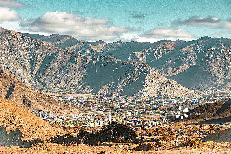 天堂草原下的拉萨城图片素材