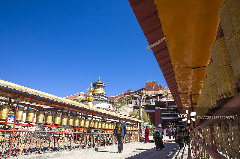 西藏白居寺的转经筒图片素材