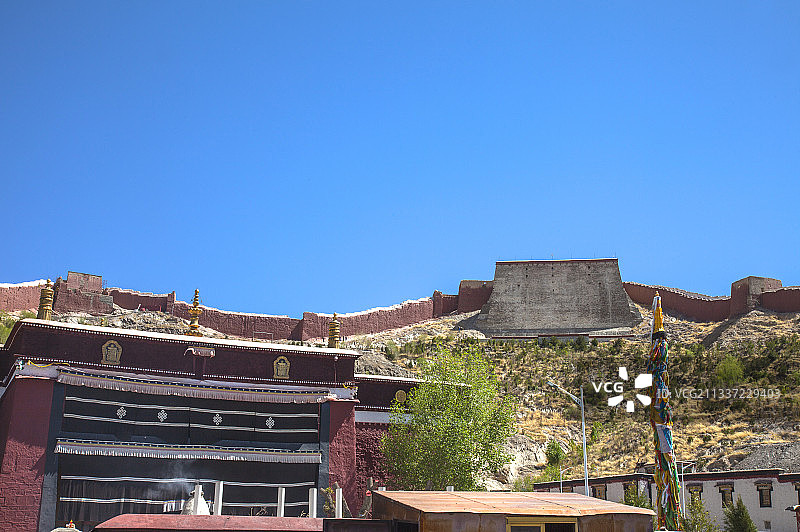 西藏白居寺措钦大殿及宗山城堡图片素材