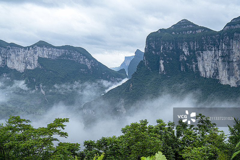 湖北：恩施大峡谷绝壁春晓（组图）图片素材