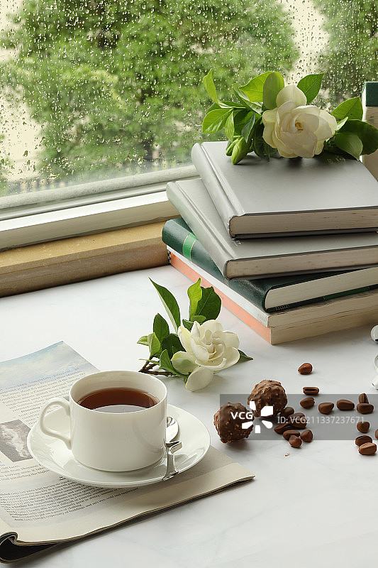 雨天独自享受阅读图片素材