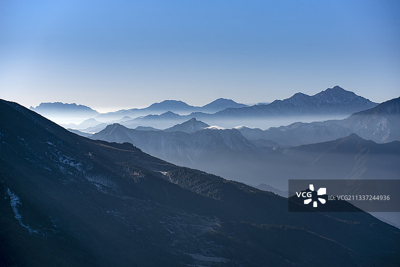 山间云雾缭绕图片素材