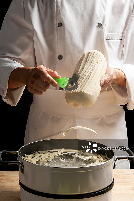 厨师制作刀削面图片素材