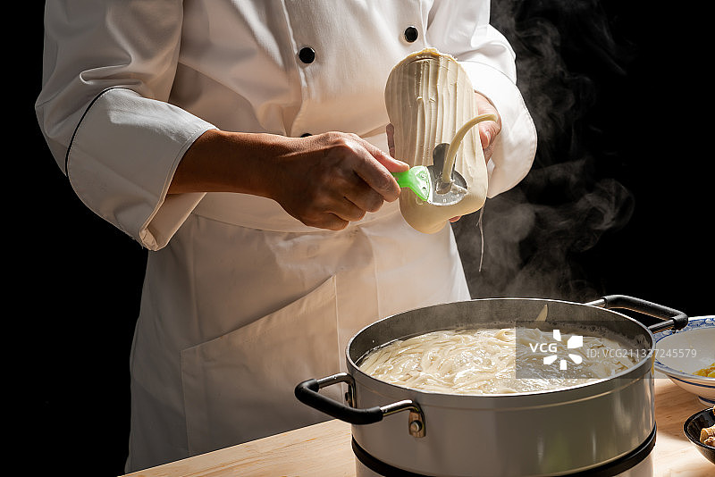 厨师准备制作刀削面图片素材