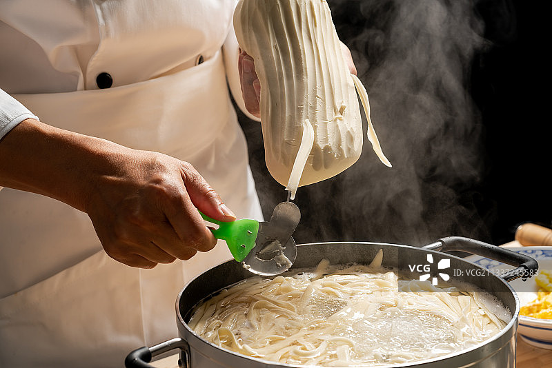 厨师准备制作刀削面图片素材