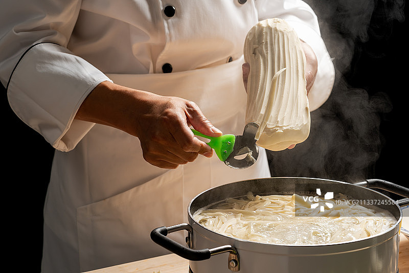 厨师准备制作刀削面图片素材