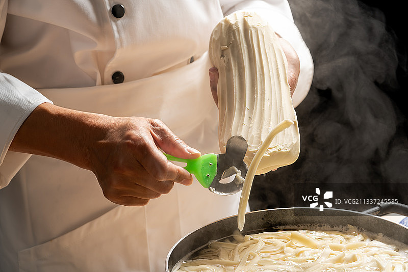 厨师准备制作刀削面图片素材