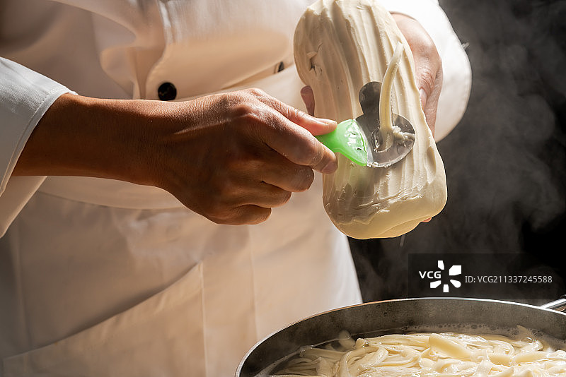 厨师准备制作刀削面图片素材