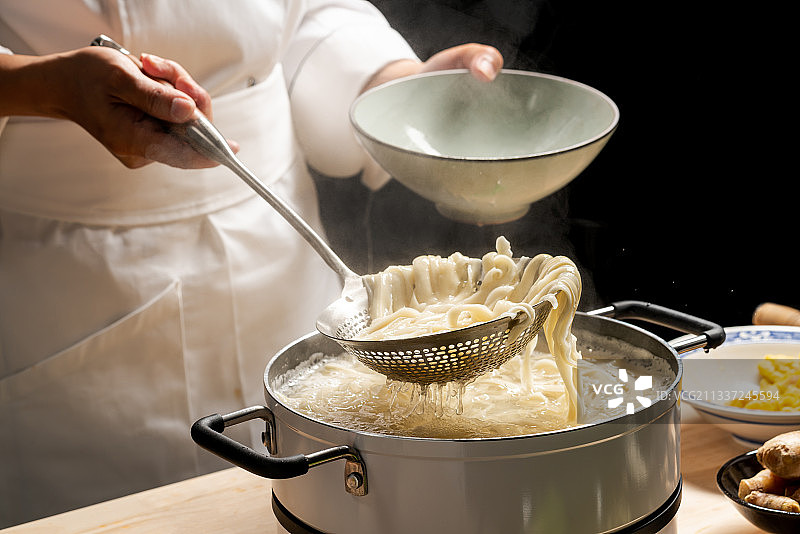 厨师盛面条图片素材