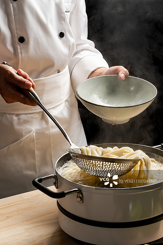 厨师盛面条图片素材