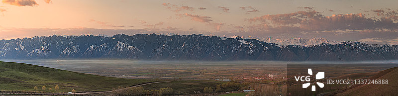 晨光中的吐尔根图片素材
