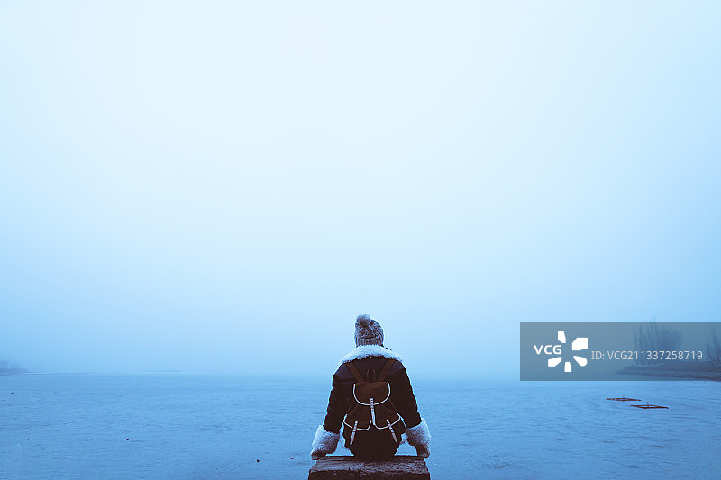 冰雪里的女士背影图片素材