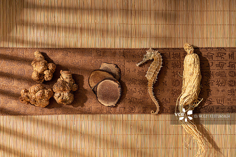 多种名贵中草药人参三七鹿茸海马图片素材