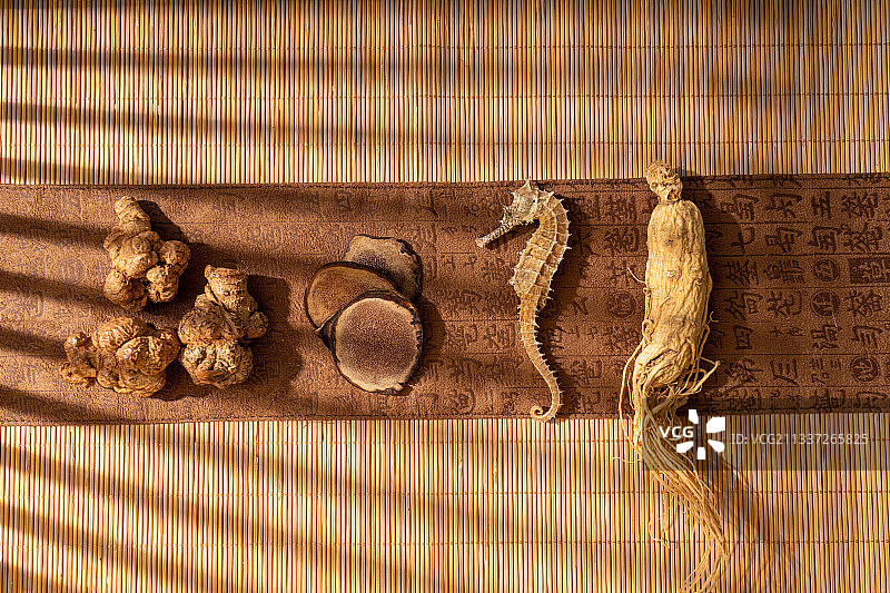 多种名贵中草药人参三七鹿茸海马图片素材