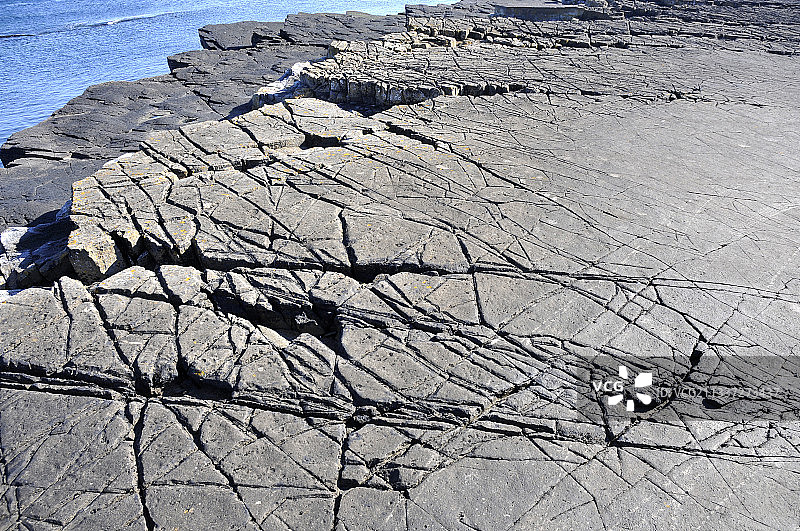 石灰岩海崖层架图片素材