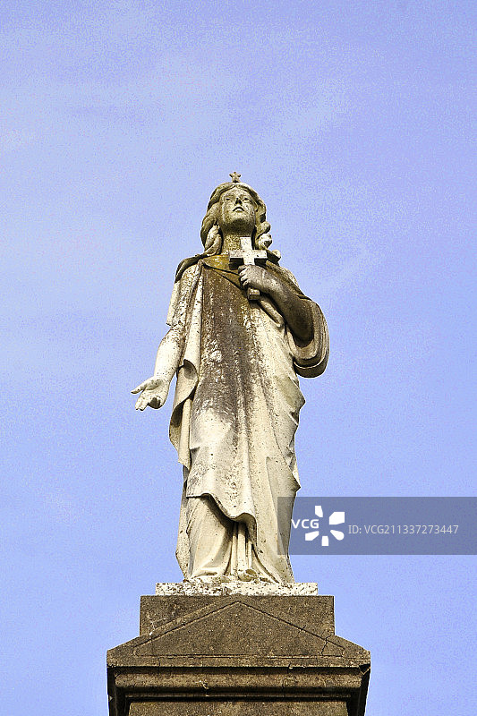 蓝天下墓地里的宗教石雕图片素材