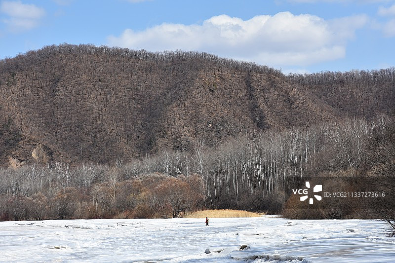 苍山脚下独行人图片素材