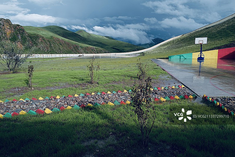青海玉树囊谦三江源保护区内雨后阳光下的校园。图片素材