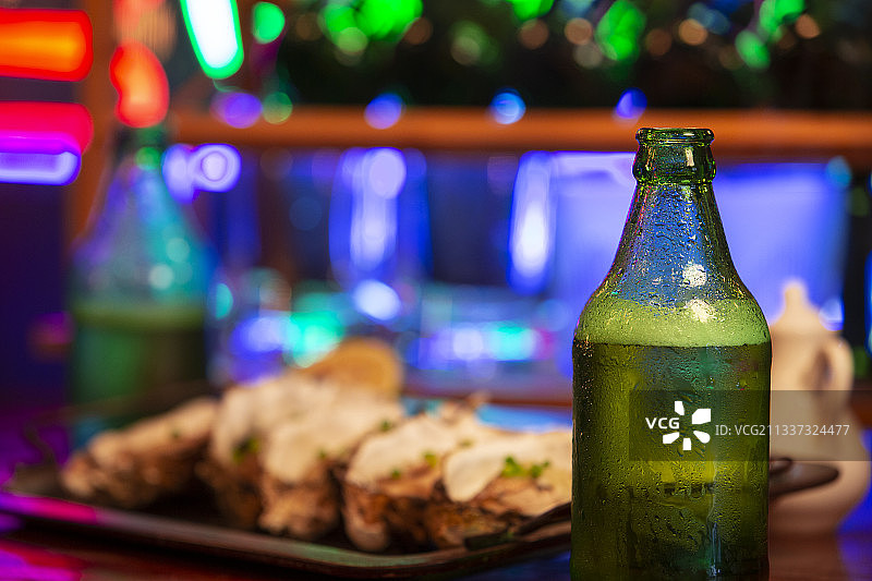 中华美食夜晚大排档啤酒和生蚝图片素材