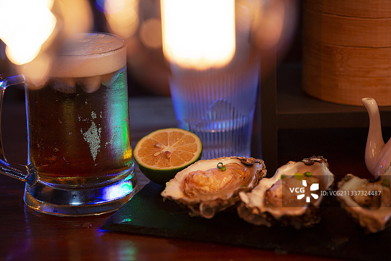 中华美食夜晚大排档生蚝和扎啤图片素材