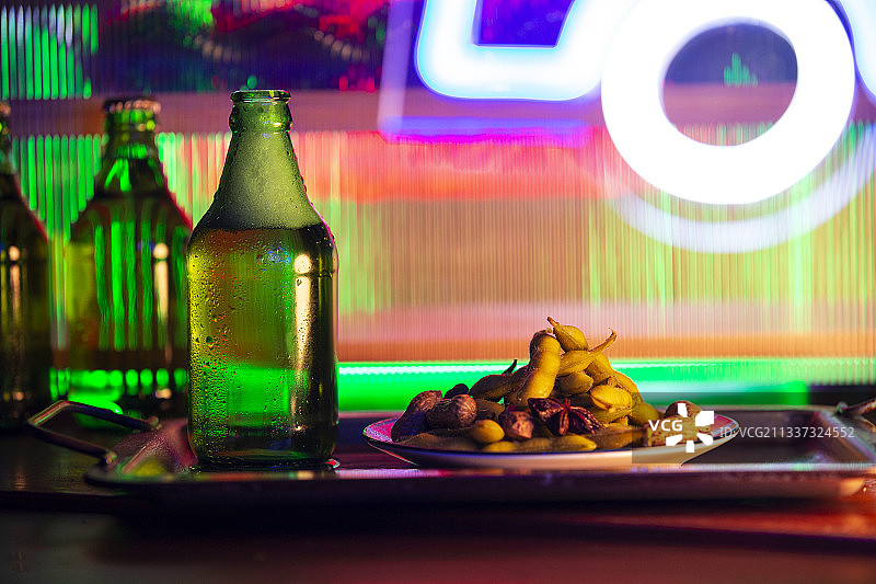 中华美食夜市大排档小吃毛豆花生和啤酒图片素材