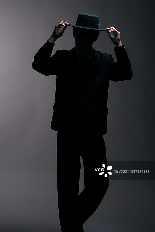 影棚拍摄剪影，表现神秘感和奋斗精神。图片素材