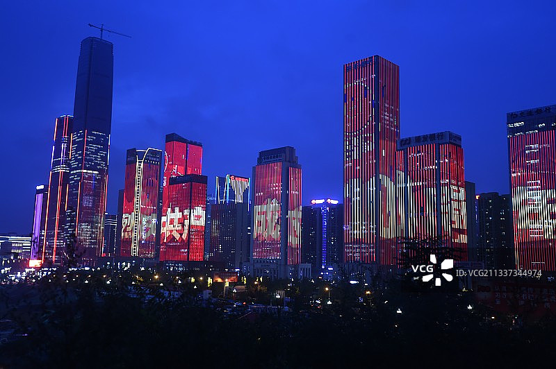 贵阳金融城流光溢彩展示中国共产党百年辉煌图片素材